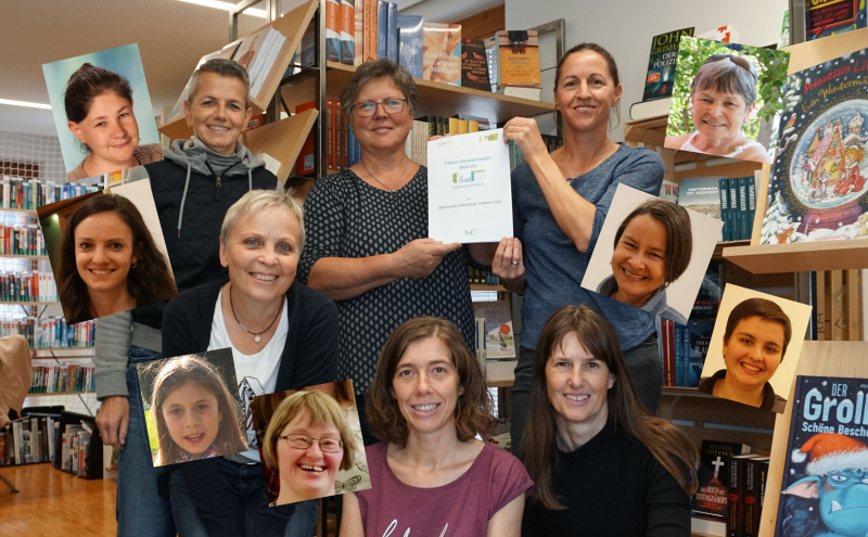 Das Team der Bibliothek Satteins mit dem Gemeinwohl-Fokusbericht