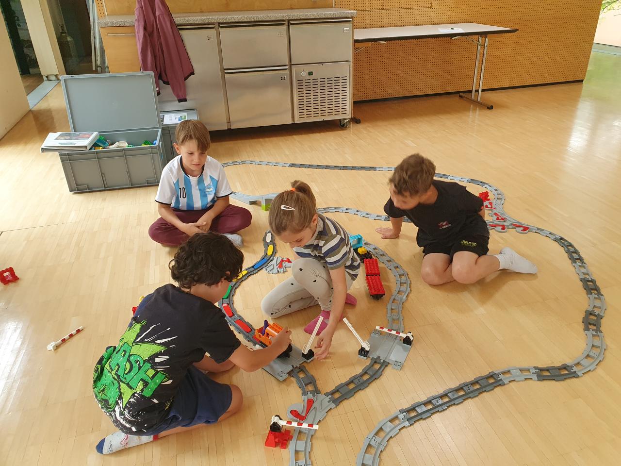 Symbolbild Coole Kids mit coolen Robotern 2