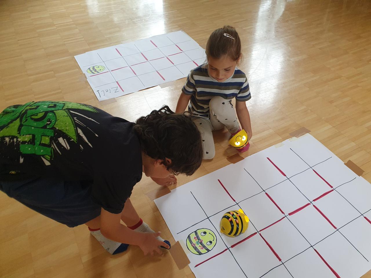 Symbolbild Coole Kids mit coolen Robotern 3