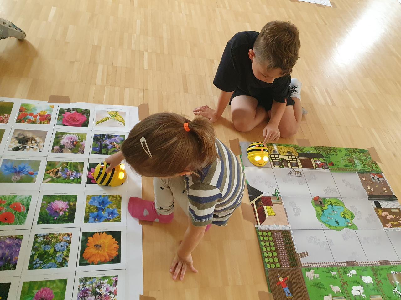 Symbolbild Coole Kids mit coolen Robotern