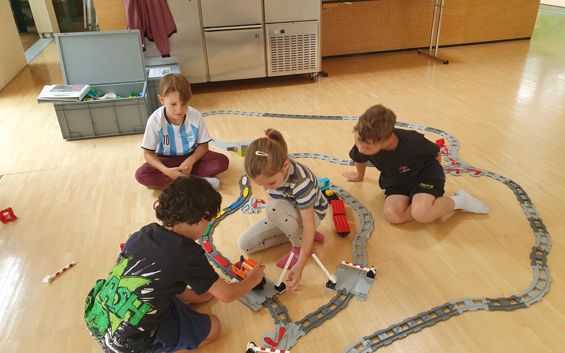 Symbolbild Coole Kids mit coolen Robotern 2