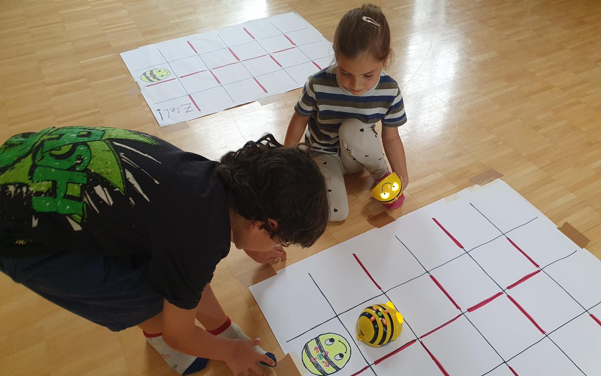 Symbolbild Coole Kids mit coolen Robotern 3
