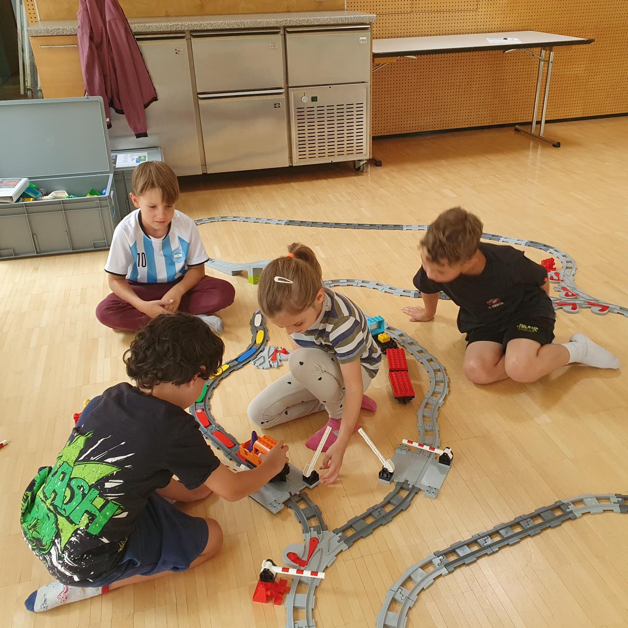 Symbolbild Coole Kids mit coolen Robotern 2