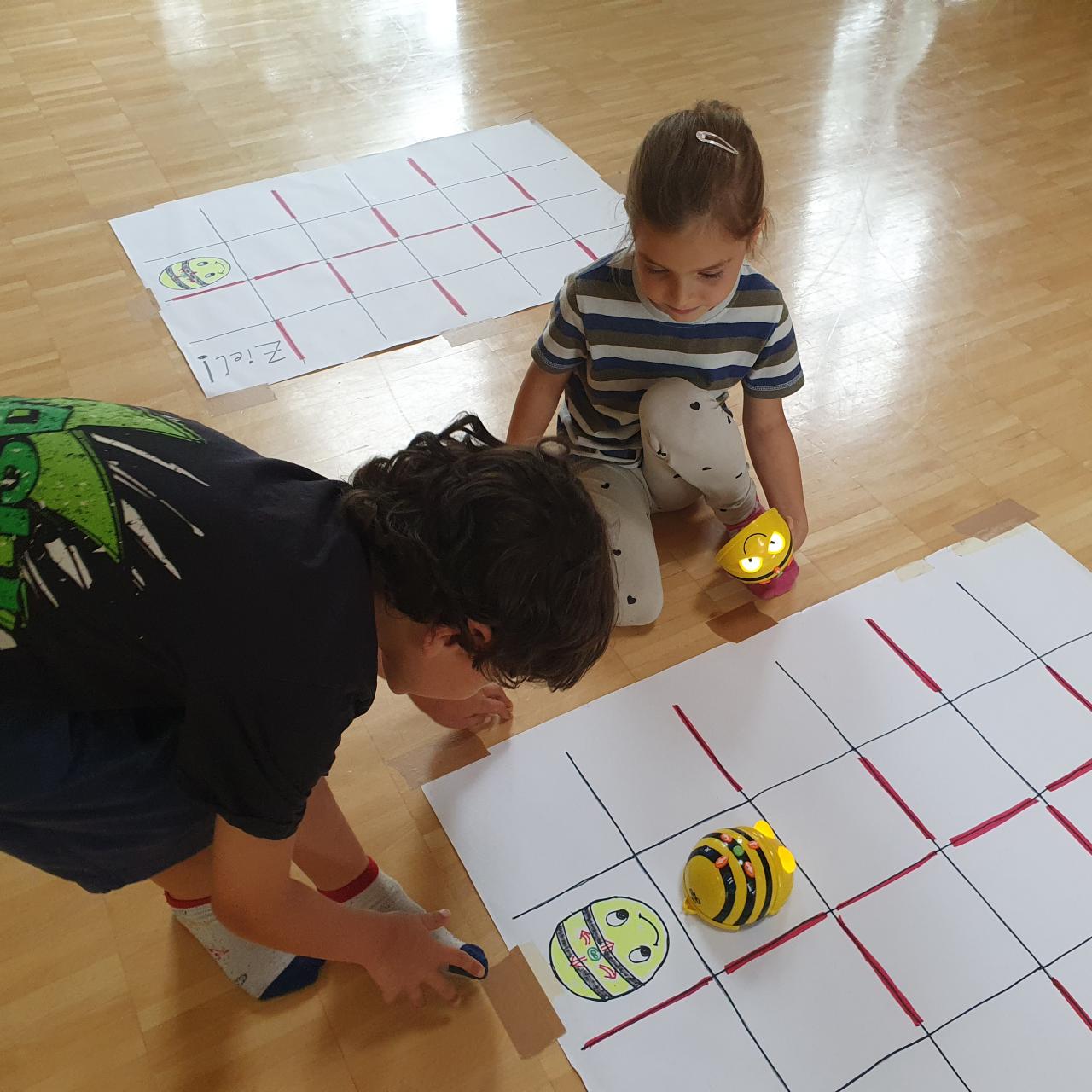 Symbolbild Coole Kids mit coolen Robotern 3