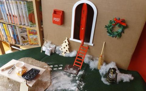 Wichtel in der Bibliothek Satteins